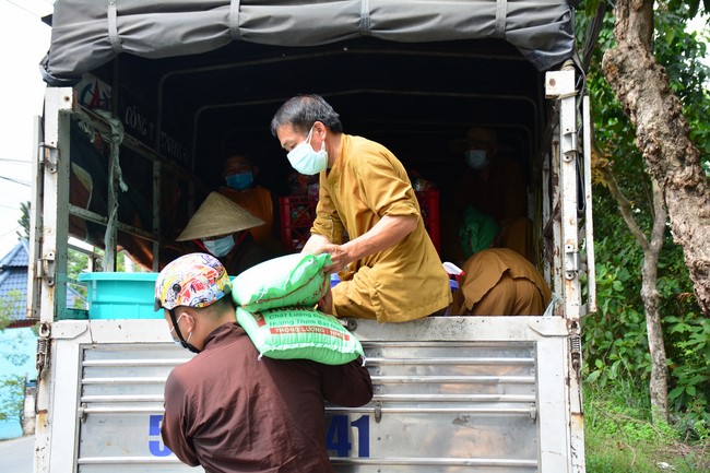 Continuing to support people in need in the Covid-19 pandemic of Hoang Phap Pagoda (series 4)